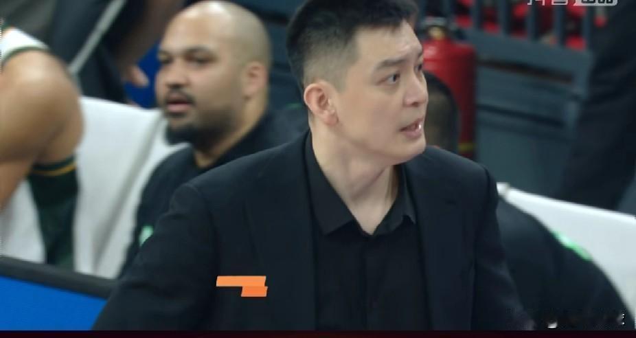 劲爆！杨鸣遭驱逐，威尔斯也吃T！

第四节6分22秒，姜宇星抢下篮板后手臂不慎打