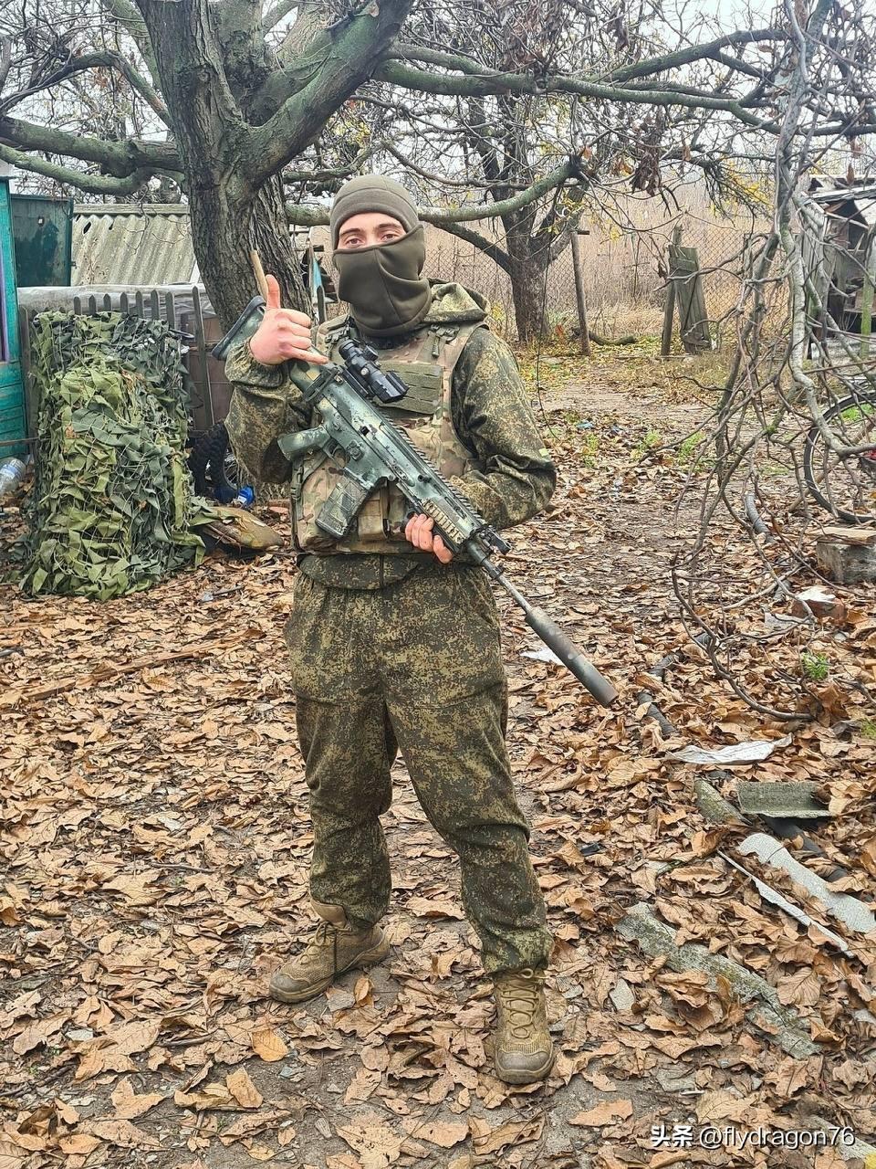 🇷🇺一名俄罗斯武装部队士兵手持缴获的FN SCAR-L突击步枪。