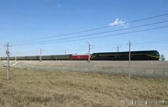 铁路机车中最靠谱的还是这内燃机车呢。虽然内燃机车噪音大，不够环保，但关键时刻就是