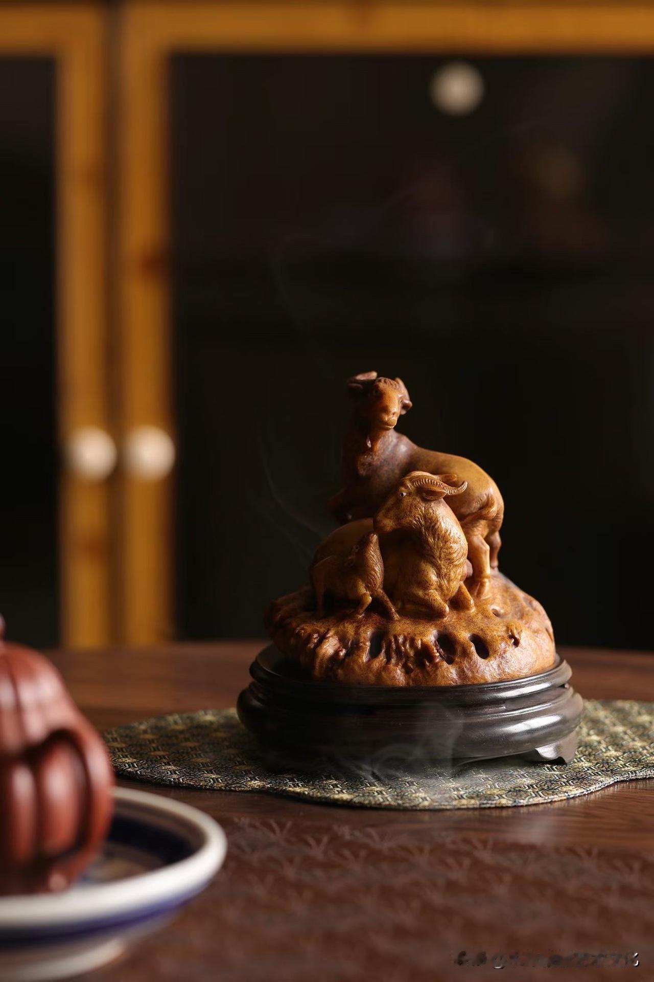 鹿角｜三羊开泰香炉

案上一缕沉烟缓缓升起，三羊静立其间，竟有种岁月忽然慢下来的