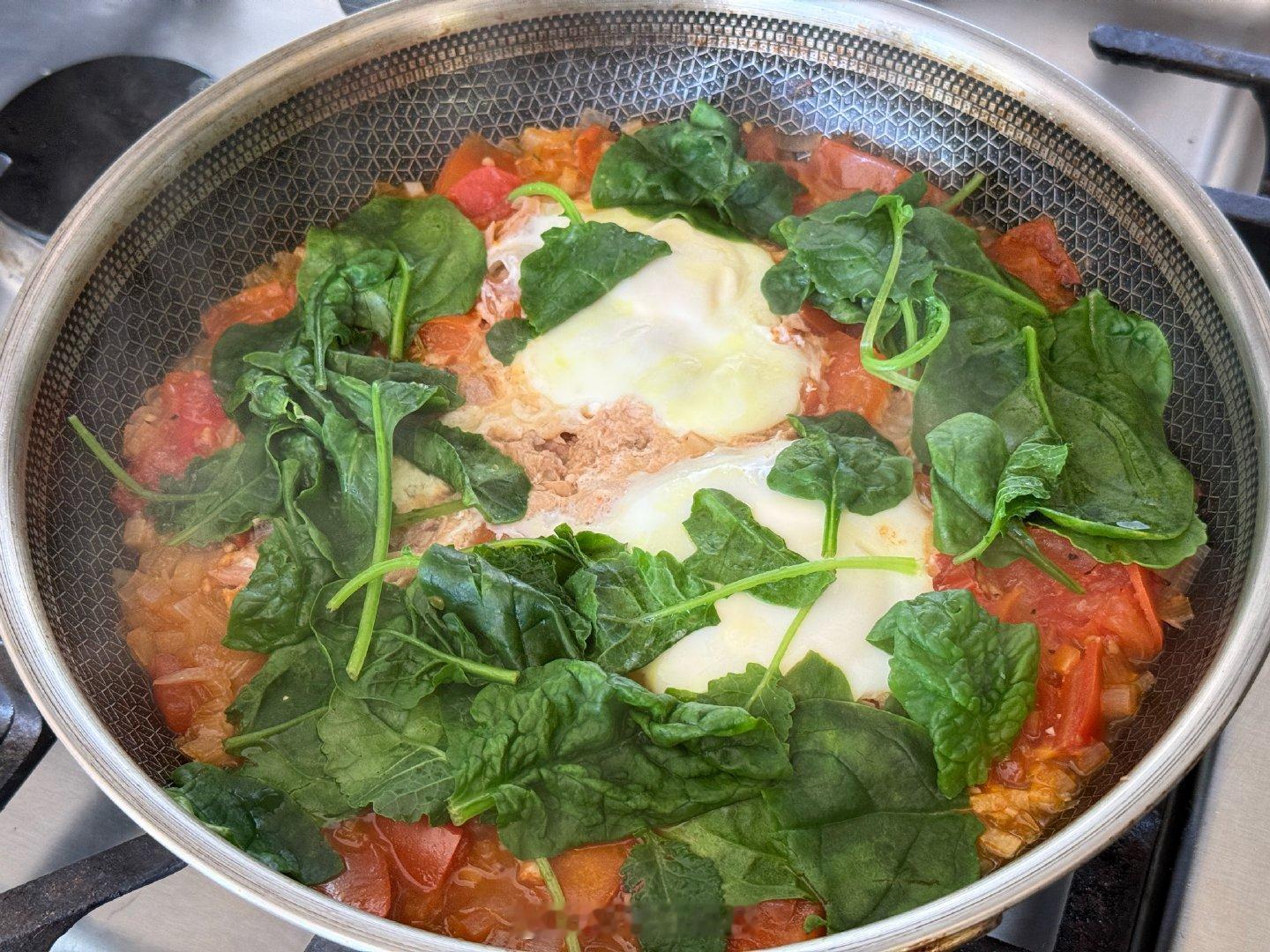 力量训练后的今天午餐：Shakshouka北非蛋。红葱头大蒜炒出香味，加番茄炒出