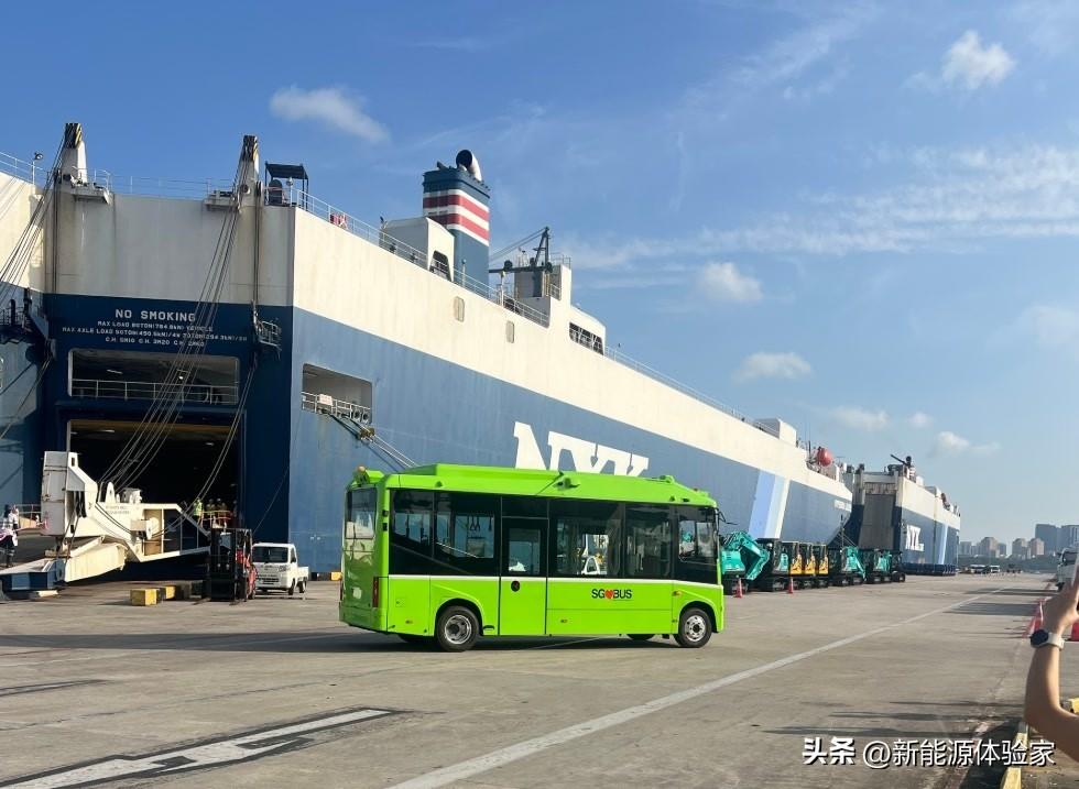 中国自动驾驶巴士MOGOBUS，由蘑菇车联和比亚迪联合打造，刚刚落地新加坡，进入