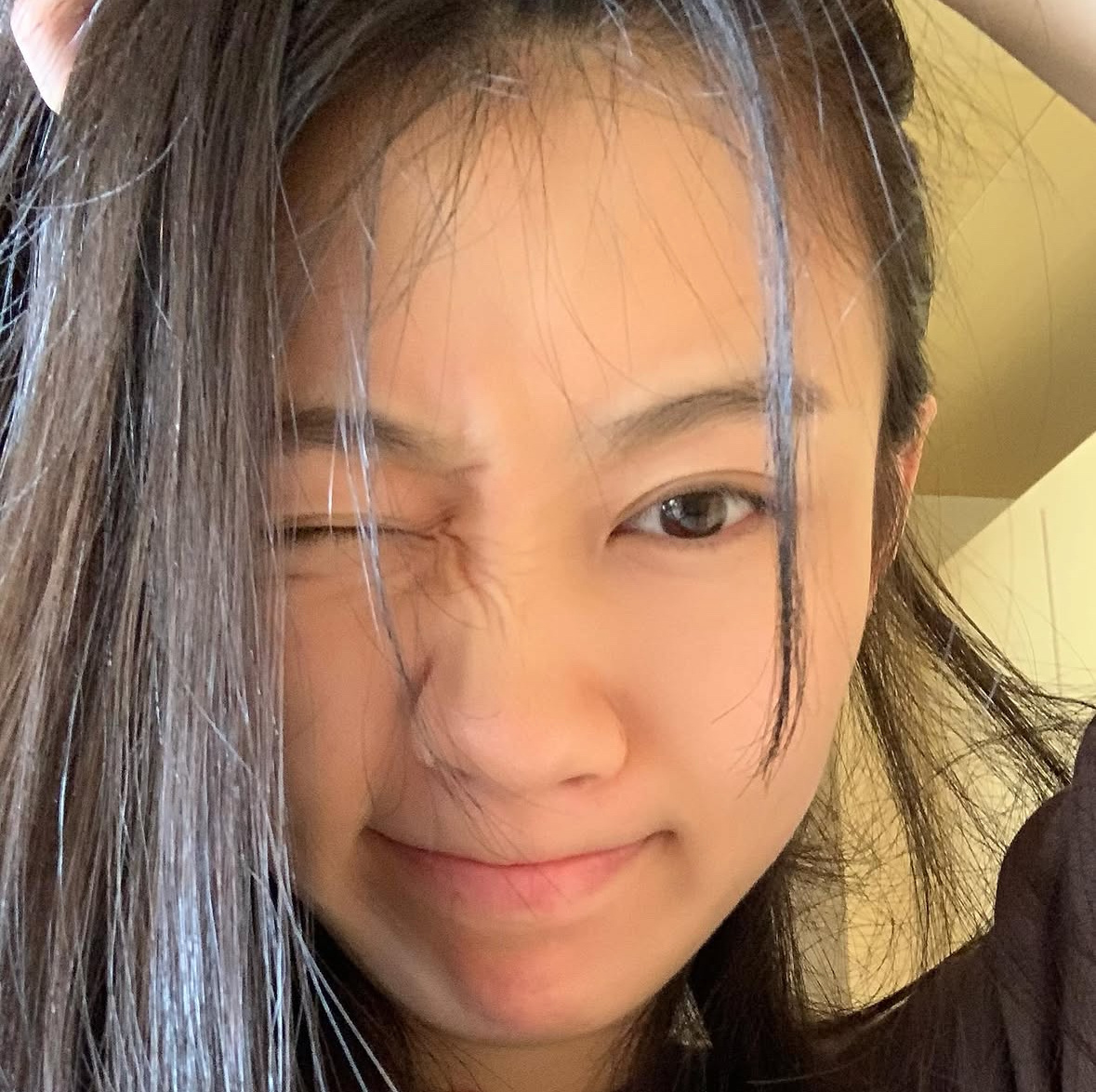 不是亲姐姐可以亲吗