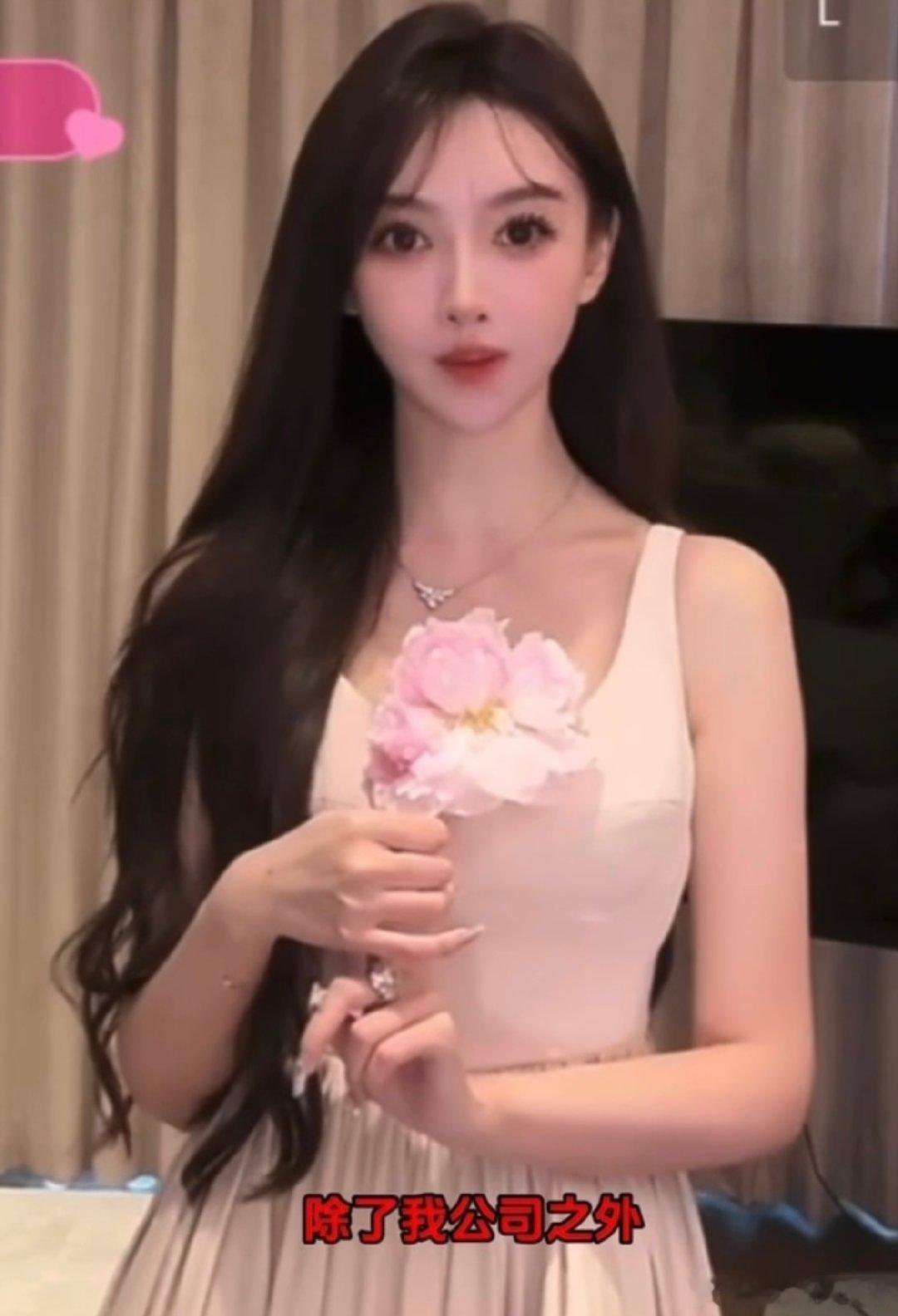 #叶珂称自己卖的衣服是原创#很多网红卖衣服都是打板大牌的，叶珂居然是原创？#叶珂