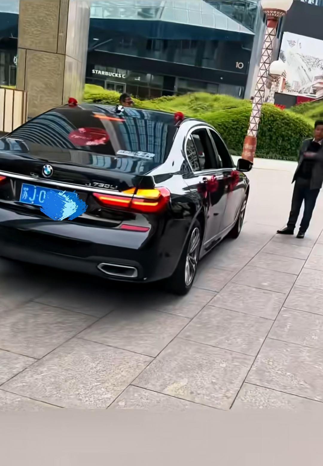 江苏，结婚当天男方变卦，彩礼从20万变4万，女方父亲拦婚车不让女儿嫁。这不是钱的