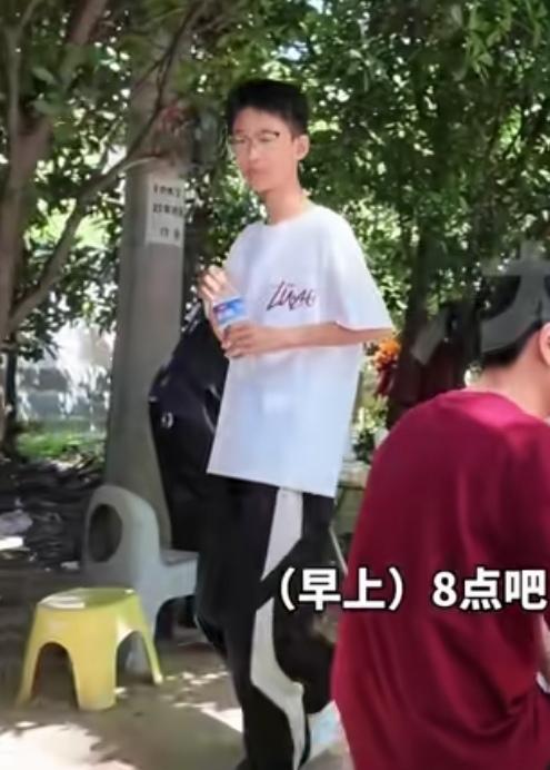 河南漯河这个14岁男孩，真的把我看破防了！
 
爸妈摆凉皮摊挣钱，天天起早贪黑，