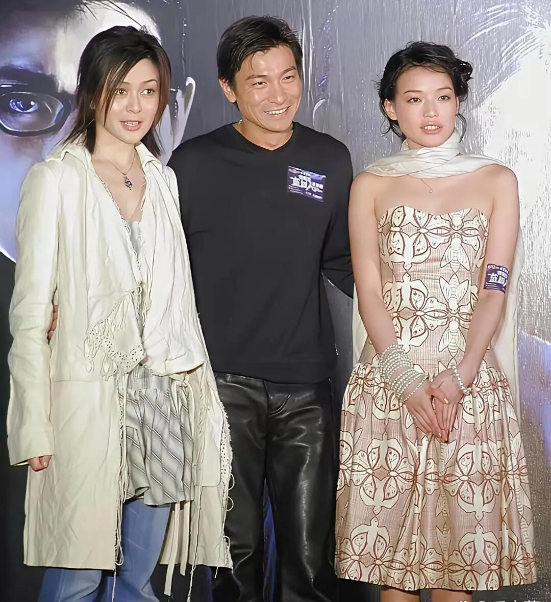 真土，土的掉渣，土掉大牙。

你能想象吗？刘德华、关之琳、舒淇也有如此土的时候。