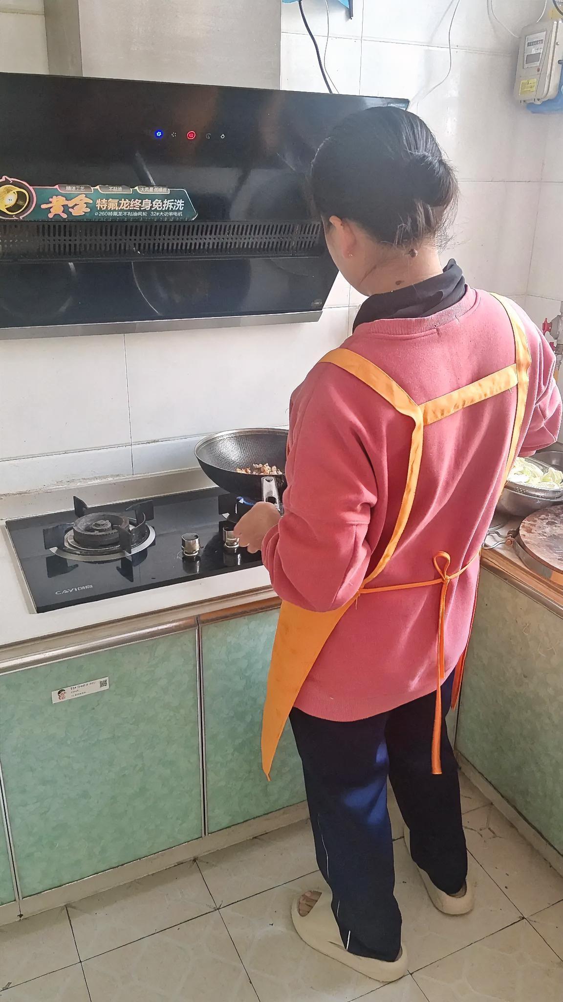 今天中午吃的白菜炒肉，肉是在超市买的11块钱一斤 ，买了一斤多点花了16元，白菜