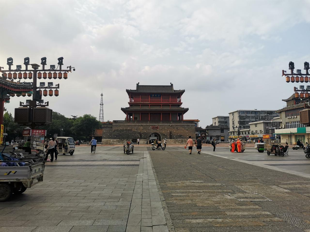 邢台清风楼前糖葫芦的内卷式竞争，两边各有一个糖葫芦摊位，两个小喇叭不停广播。当初