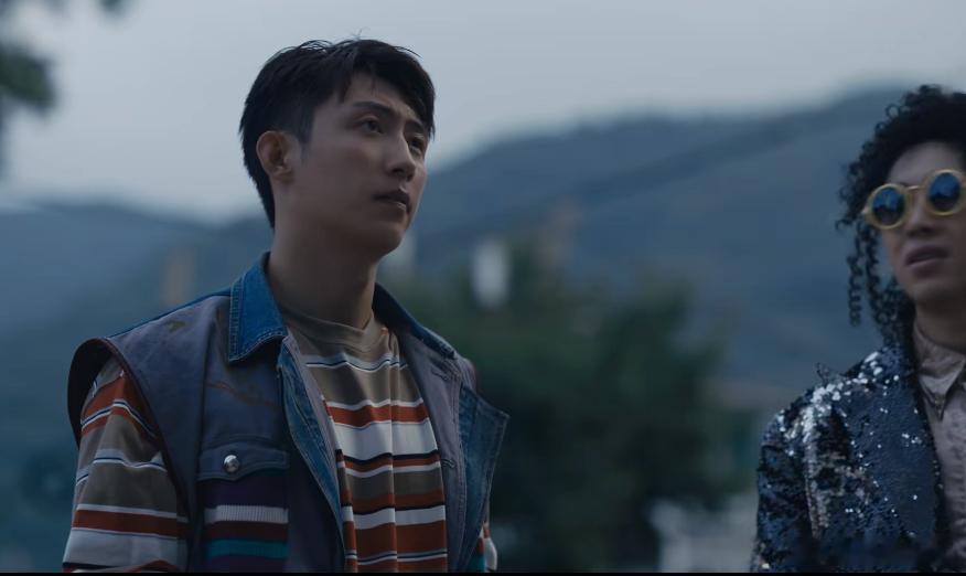 黄景瑜新剧演唱现场被保安抬走黄景瑜一开唱，粤语版《光辉岁月》直接让厂长懵了，台下