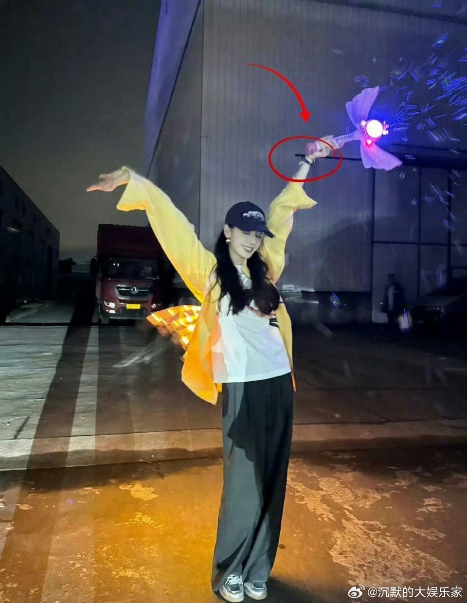 别人曝出恋情是同行，热巴是同款2025年11月狗仔还爆料热巴孤单，一个人独来独往