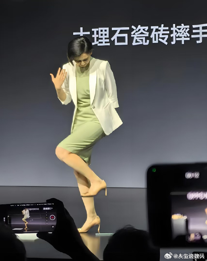 一踩成了绝唱，以后手机发布会在也看不到这样的名场面了吧！最美OPPO产品经理离职