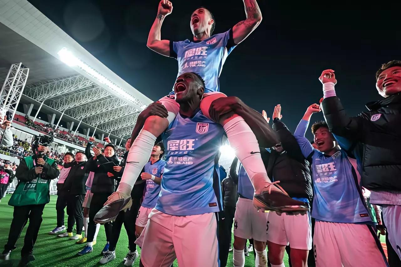 这样欢庆的场景青岛海牛的主场太少太少

看看人家大连英博，又赢球了，还是同省德比