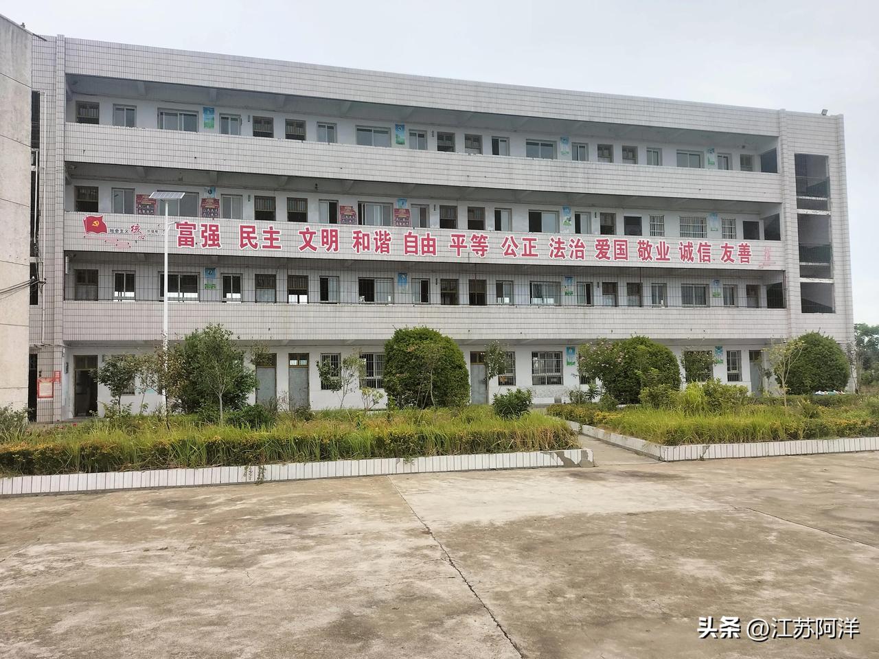 一个网友说，我们学校共有38个老师，其中“领导”就占20个。我听了很是纳闷，领导