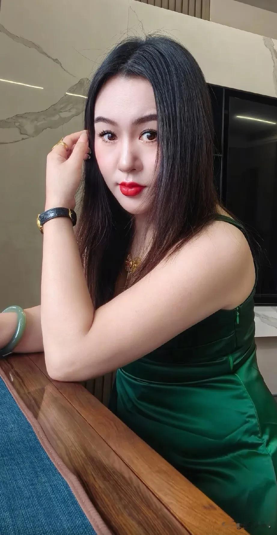 想要别人给你买爱马仕
你自己首先要买的起香奈儿
人和人，谈利益，谈价值，再谈感情