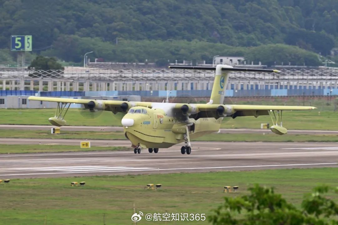 【AG600“鲲龙”批产首架机 成功完成生产试飞】5月18日，AG600“鲲龙”