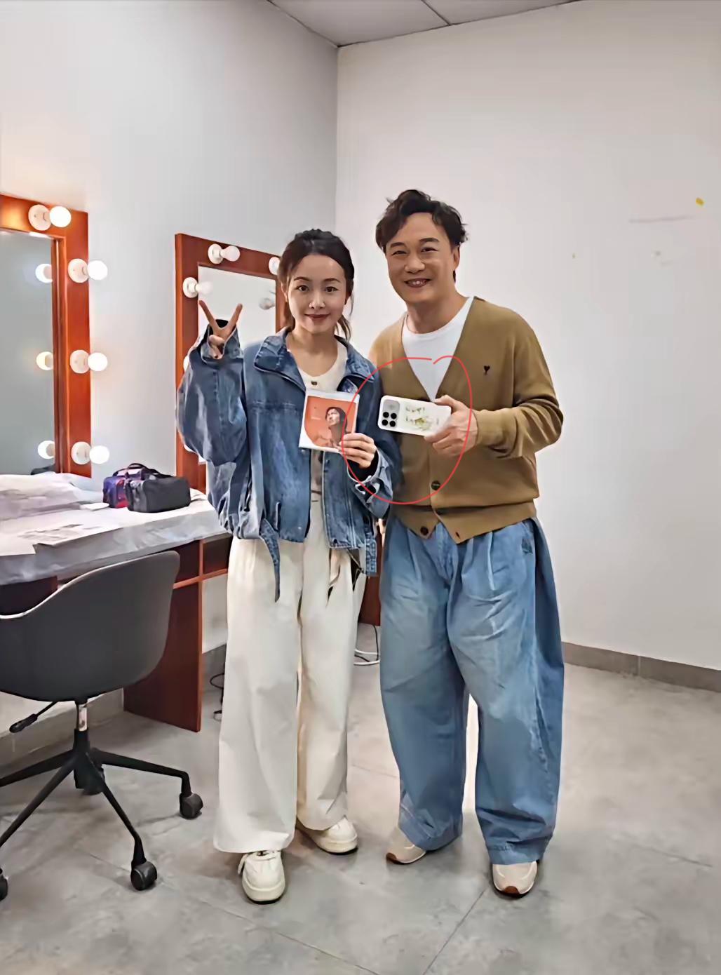 陈奕迅手里拿的是什么牌子手机，看上去非常好