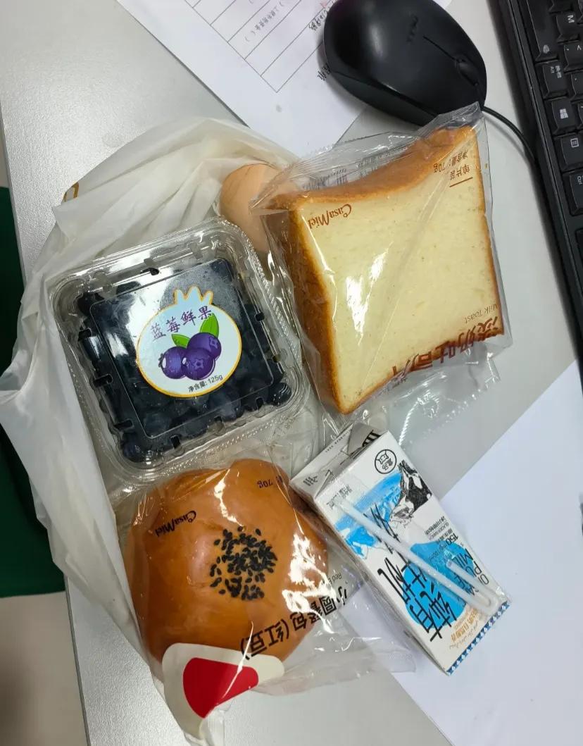 一辈子没上过班的我姐姐
我表姐今年49了，明年就可以领养老金，她是自己交的养老保