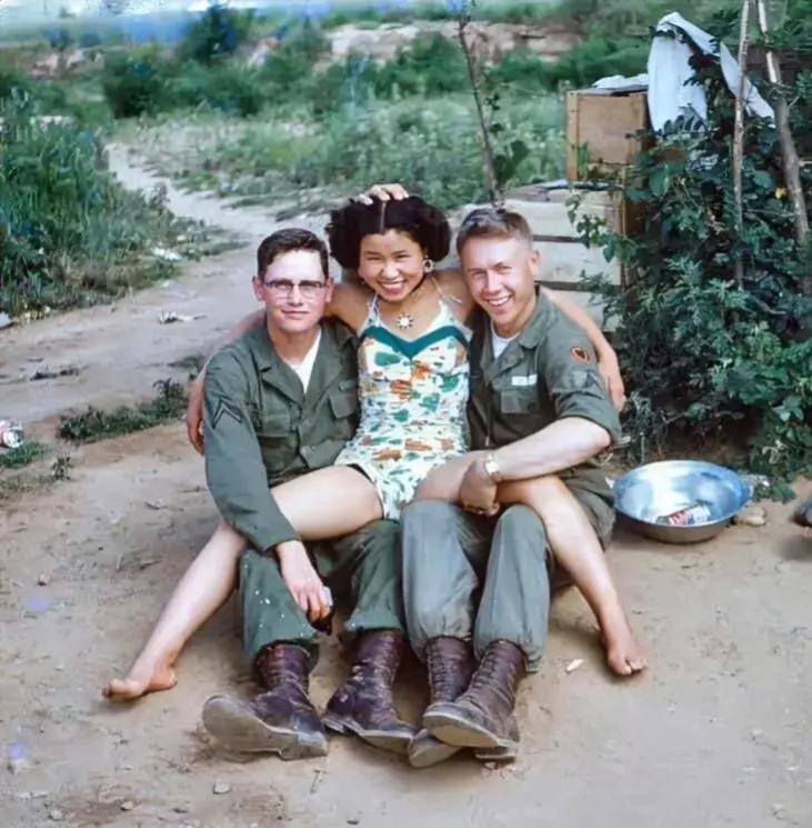 60年代，韩国街头，一名女子和两个美军的合影，看了真叫人脸红，面对美国大兵的青睐