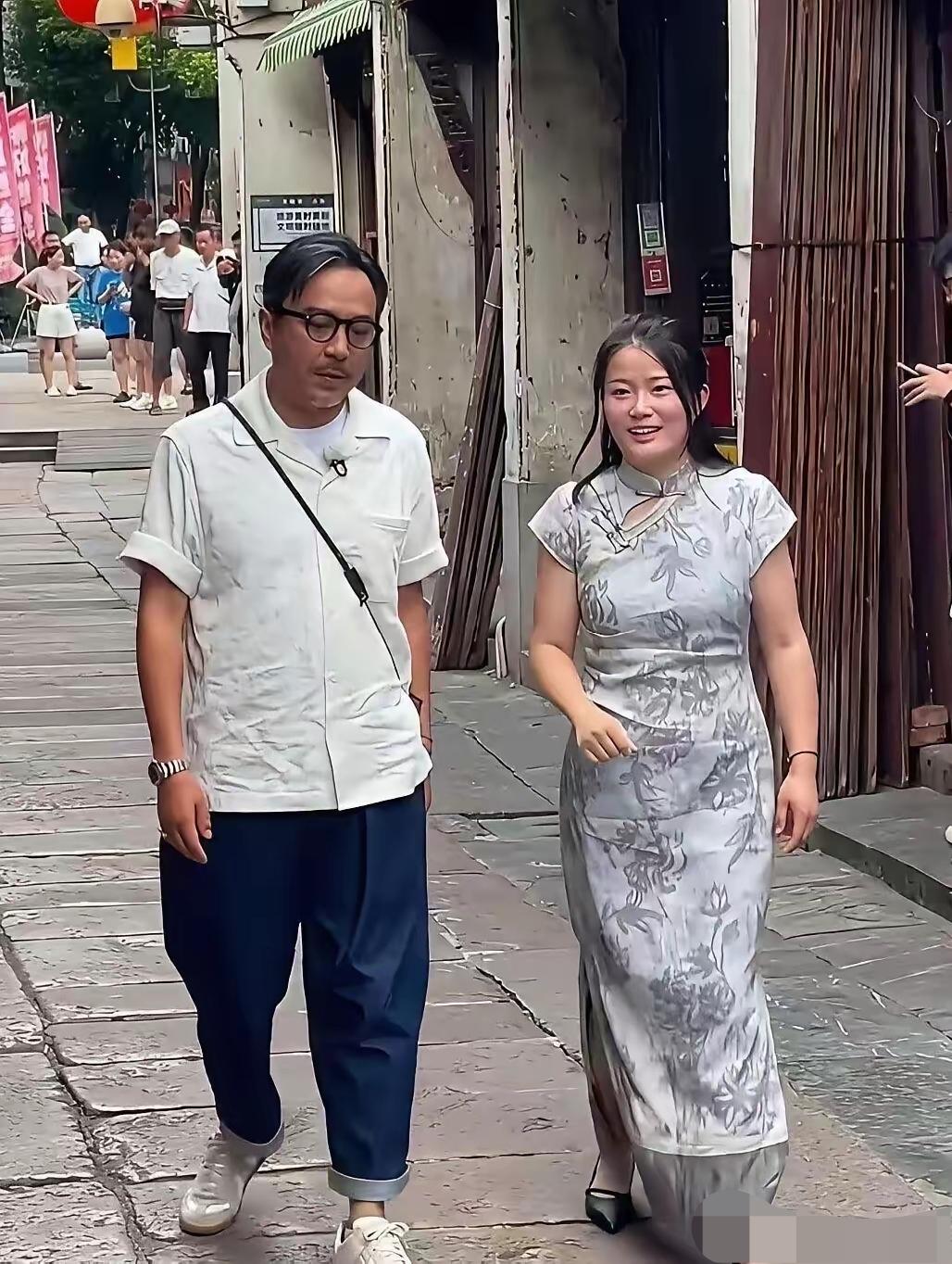 矛知名主持人，也长老头了，他一直有把手表戴在右手的习惯，你能猜出他是谁吗？
