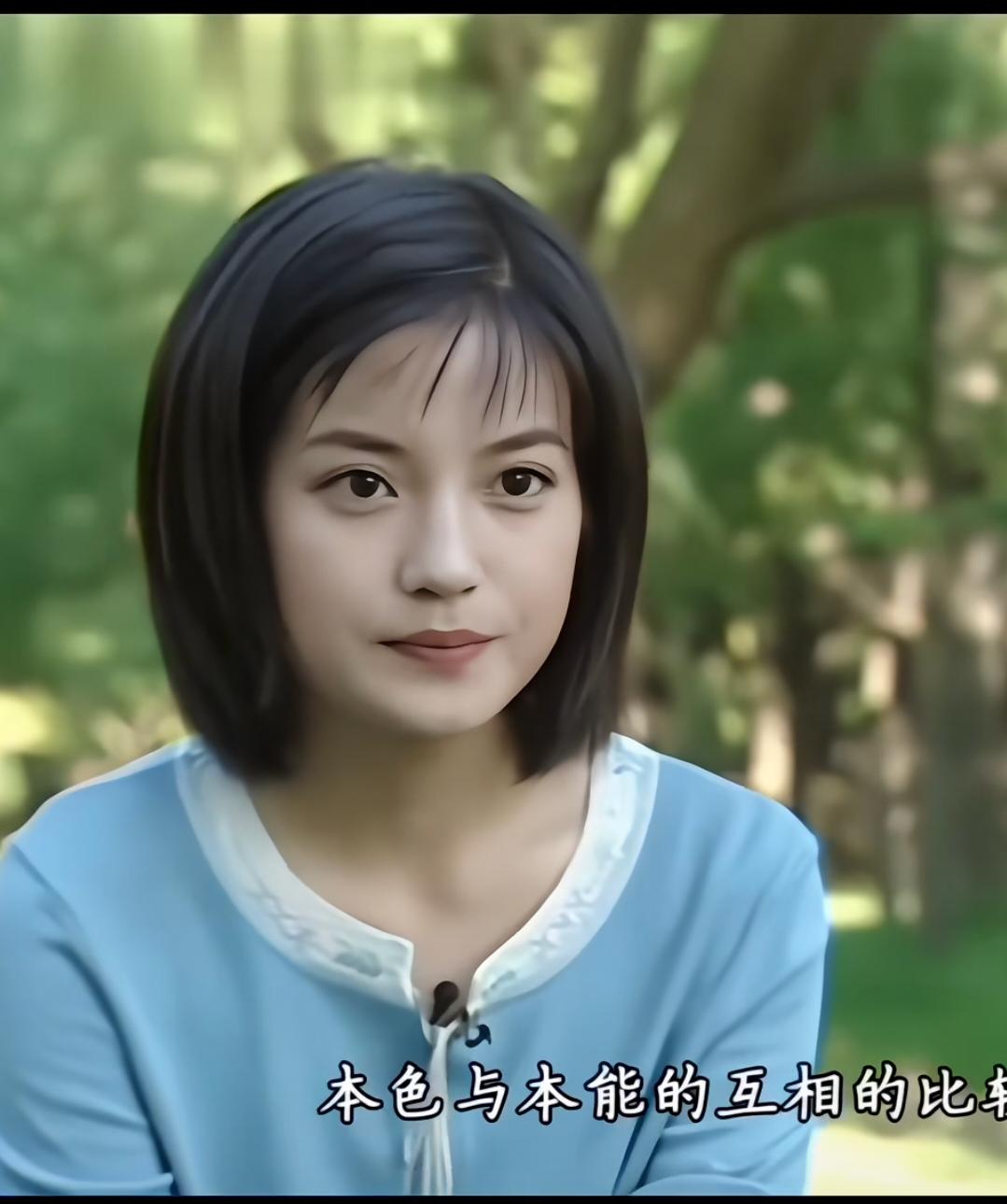 小时候最喜欢的演员！
尤其是看完她的还珠，那个时候的追星很简单，要不就买2毛钱的