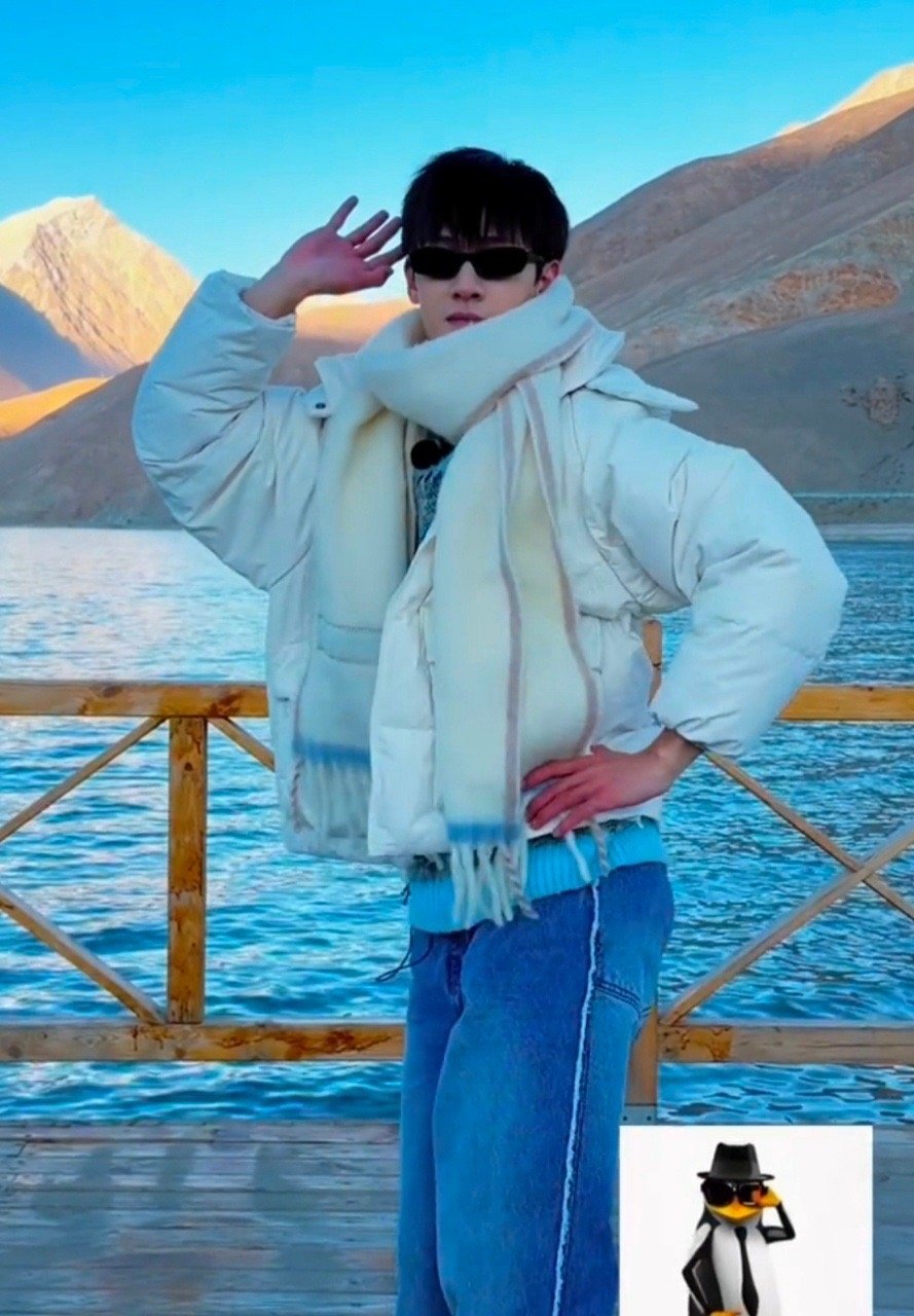 李昀锐这波抽象企鹅舞直接封神！在白沙湖背景下扭得超带感，手冻得通红依然卖力演出。