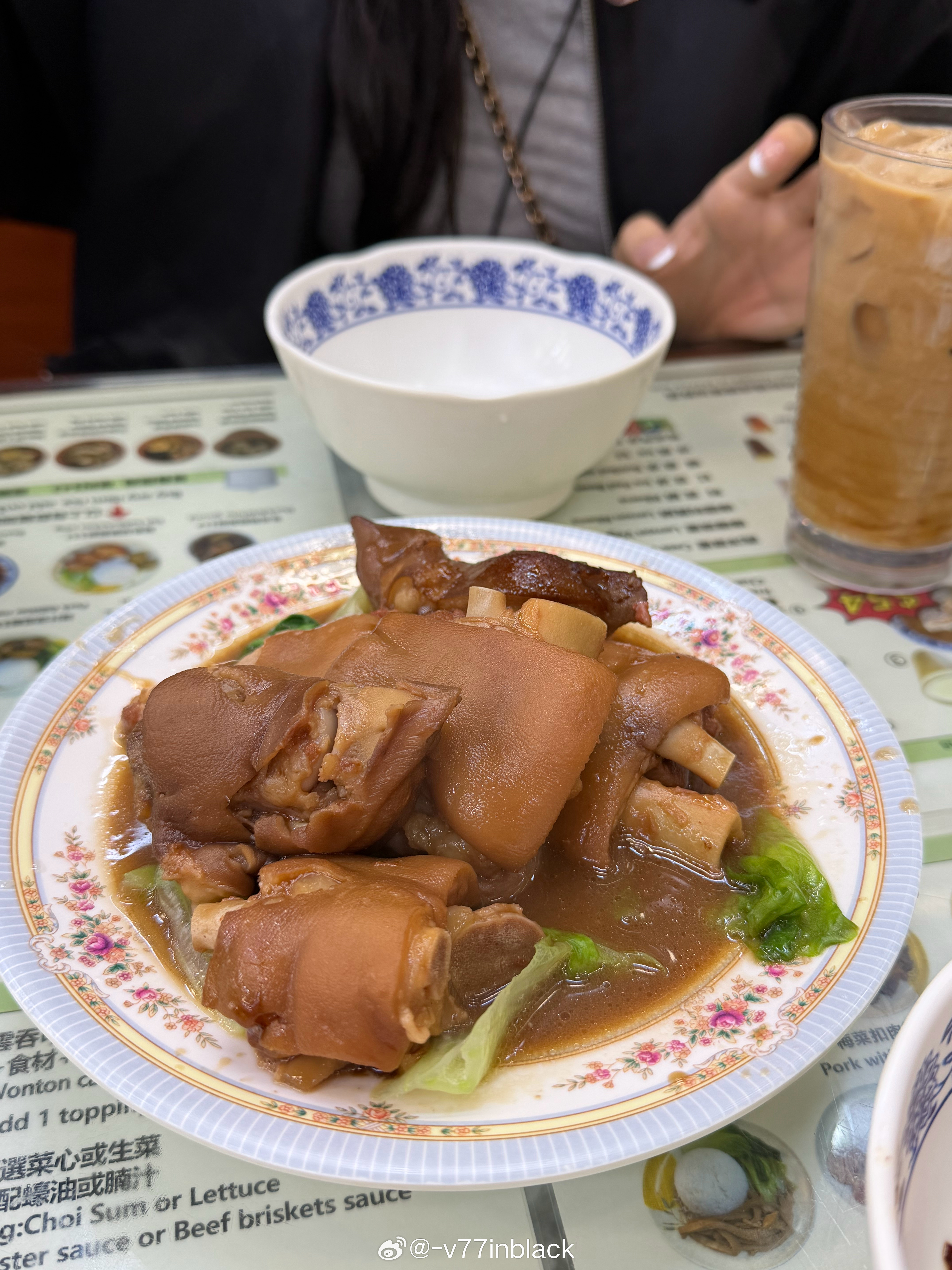 过了一个质量很高的周末：把家里收拾干净、刷了一下马桶、逛了街、吃了馋好久的大猪蹄