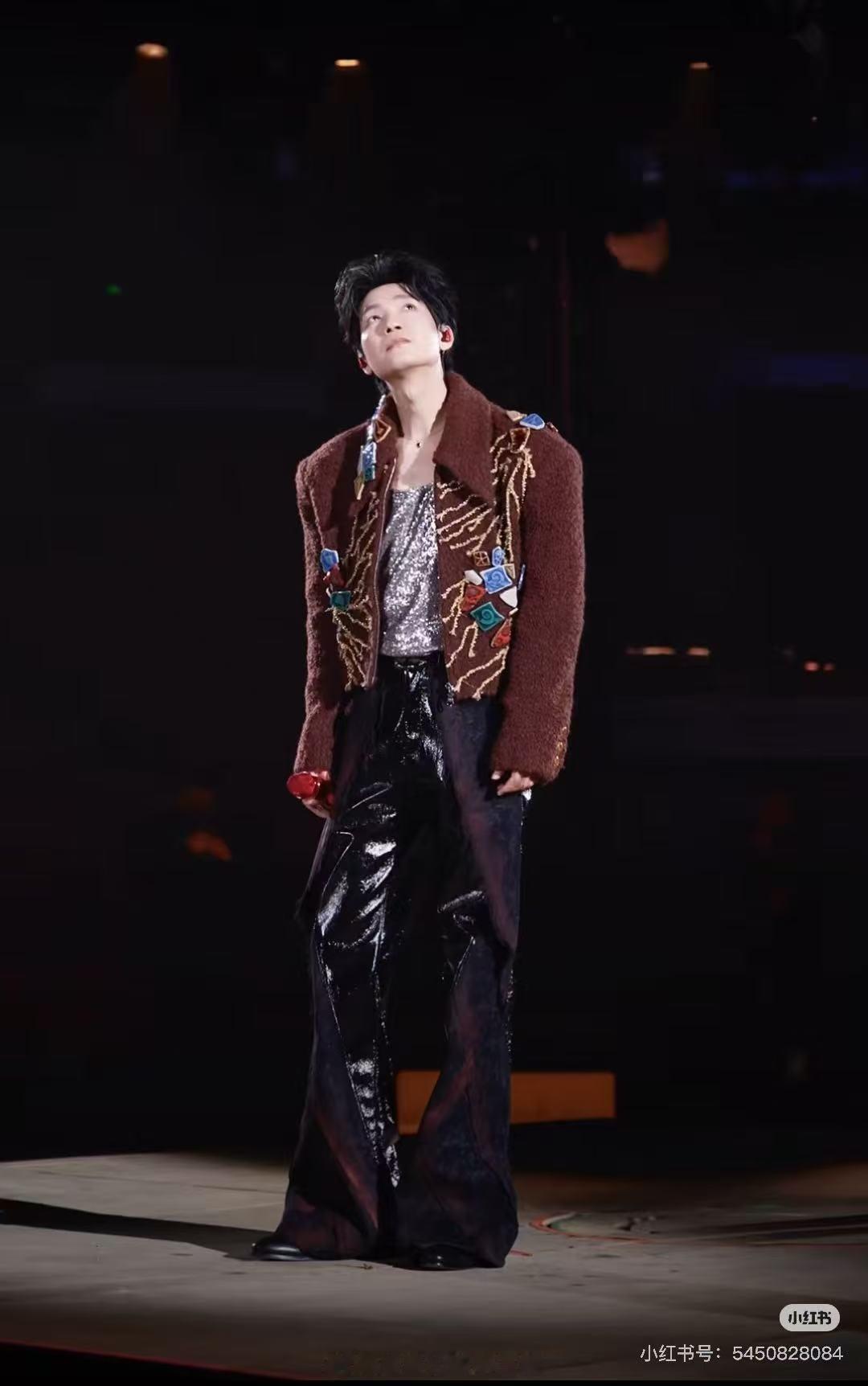 陈楚生创五棵松演唱会观演人数记录陈楚生演唱会号召力强啊，五棵松这么大都座无虚席，