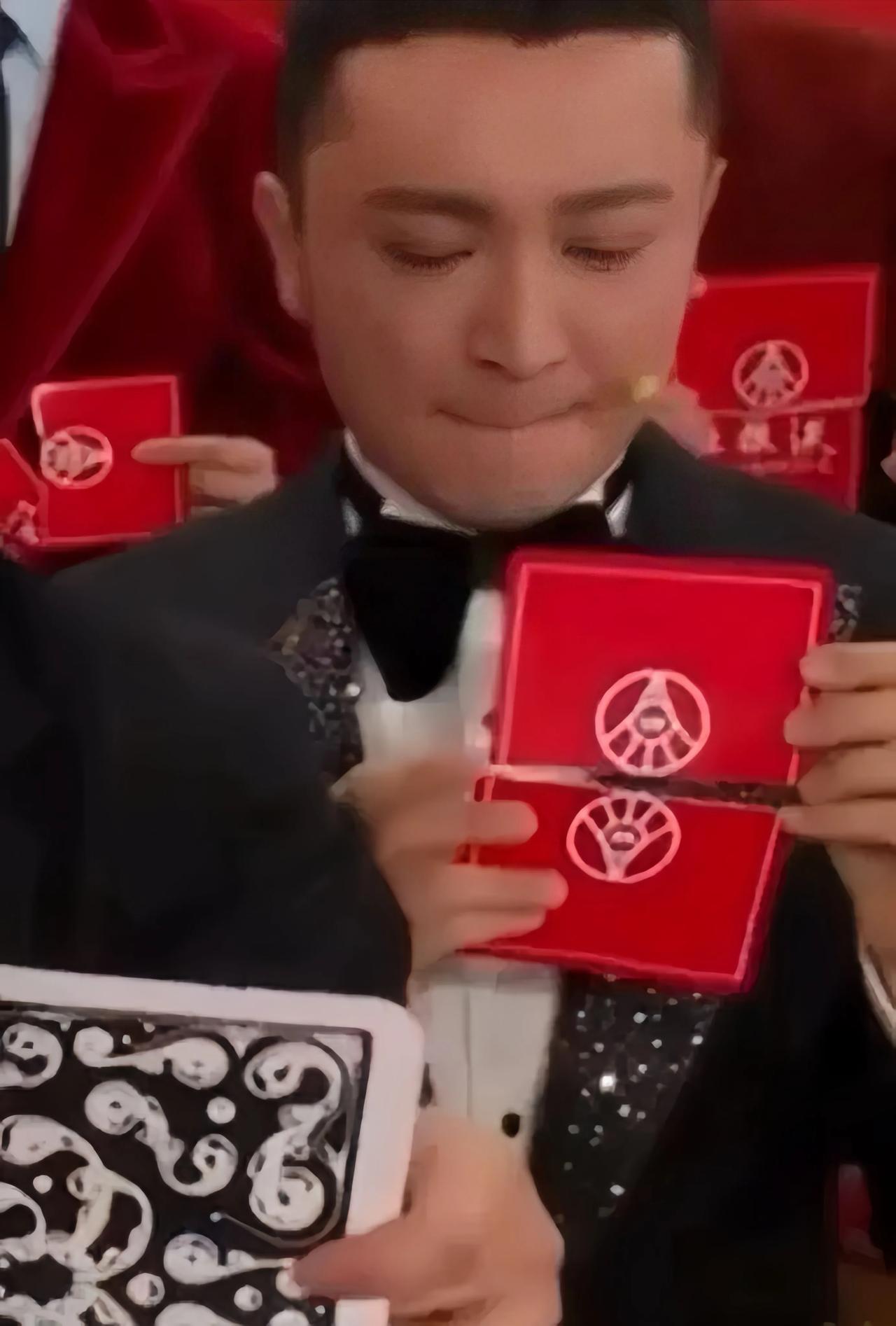 2024春节联欢晚会上最生动的一段#l春节联欢晚会# #刘谦再现见证奇迹的时刻#