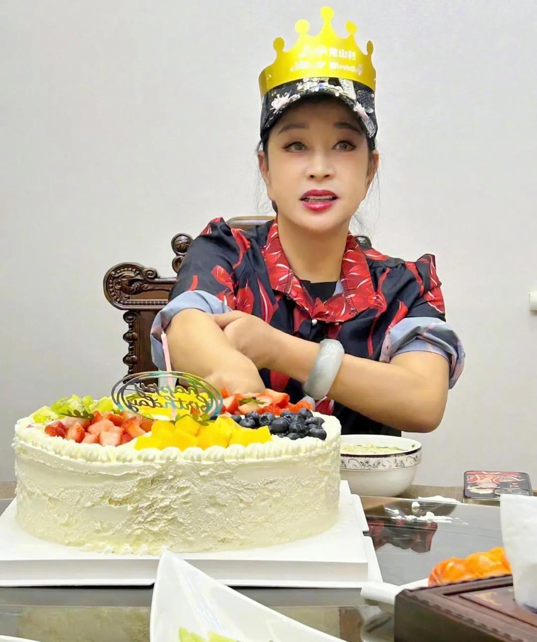 刘晓庆过74岁大寿，估计拜寿的男人比女人多！来给她拜寿的男人大概可以分为三种，前