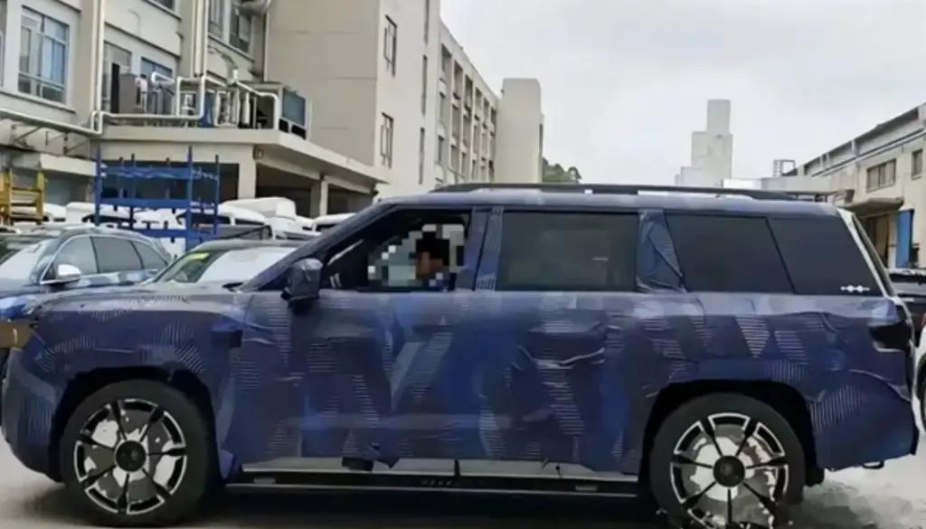 方程豹钛9路试谍照曝光，外形方正硬朗，车身尺寸、整车气场与硬件配置都具备旗舰车型