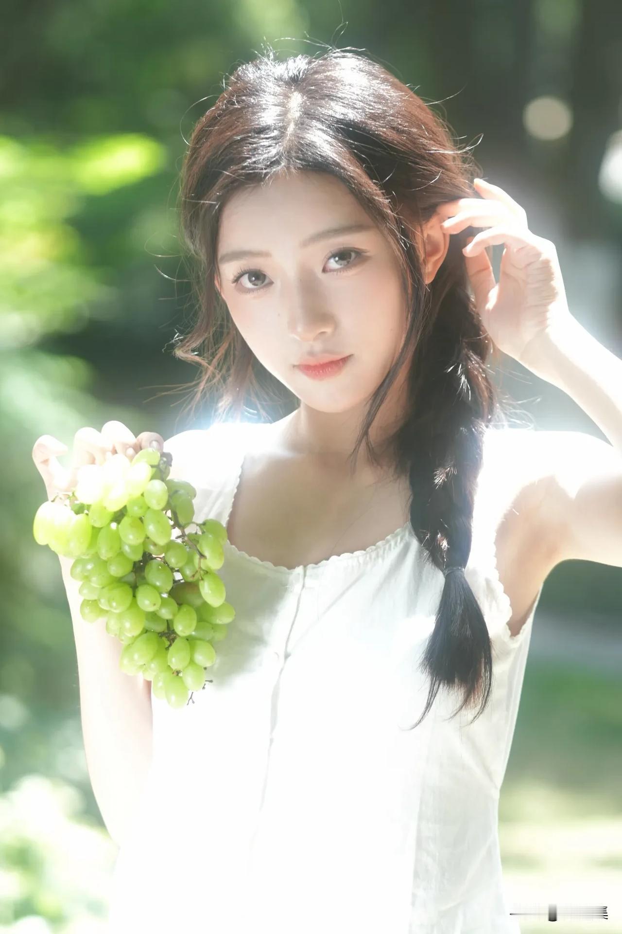 阳光下的少女与青涩葡萄，清新自然的美