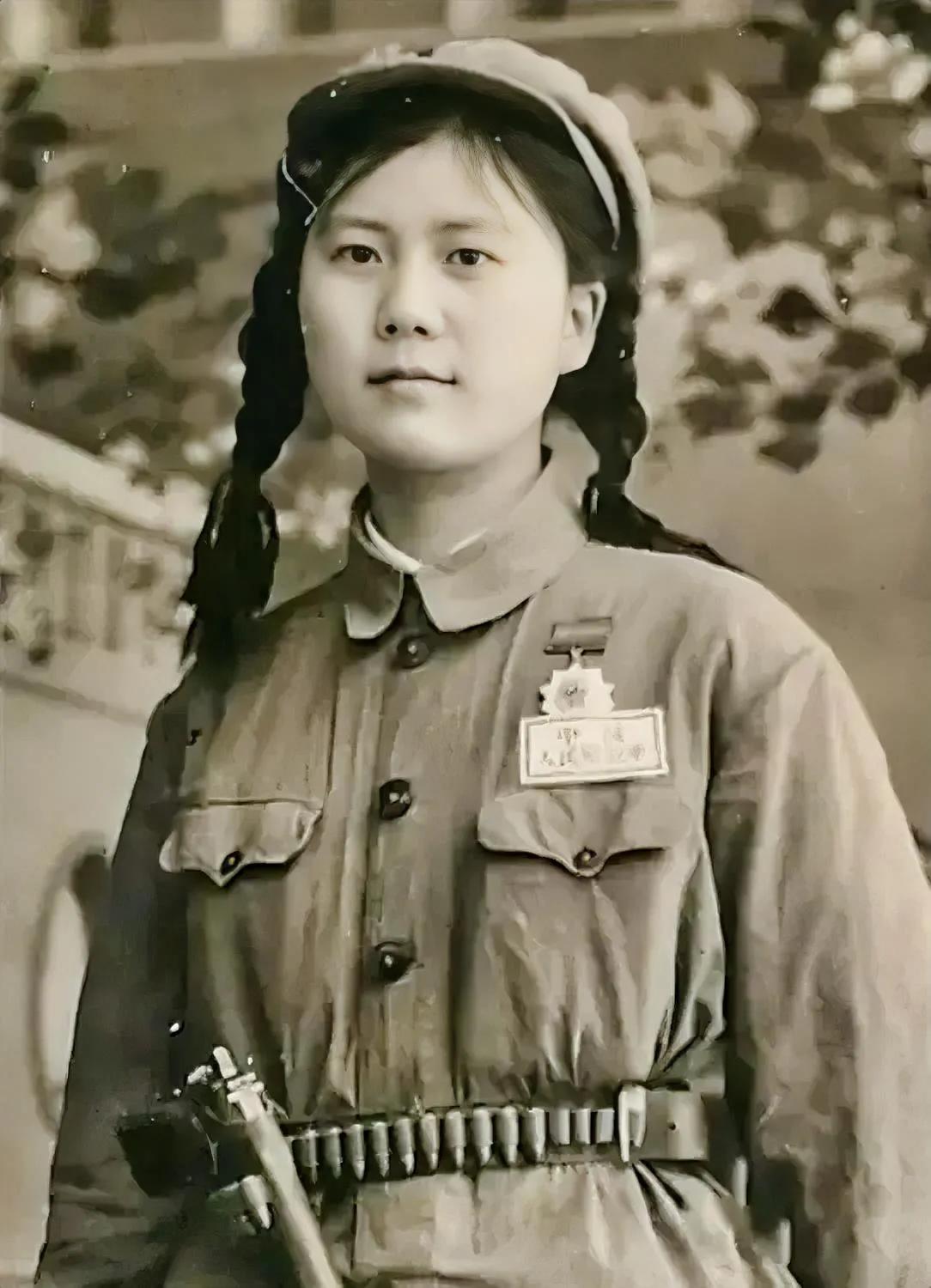 这名志愿军女兵的形象真的是太罕见了，这绝对不是一般的女战士。

照片中，这名女兵