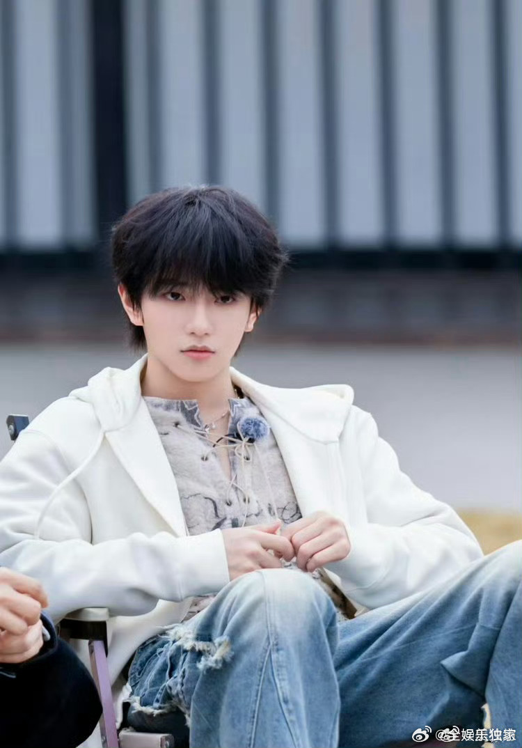 一边是为事业奔波成年未归的让人心疼，一边是综艺里被王传君公主抱的软萌模样，奶气与