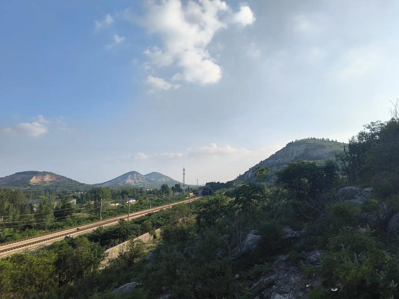 徐州北郊，
群山逶迤，
红山龙山遥相呼应。
山不高，
早已停止采石，
植被正逐步