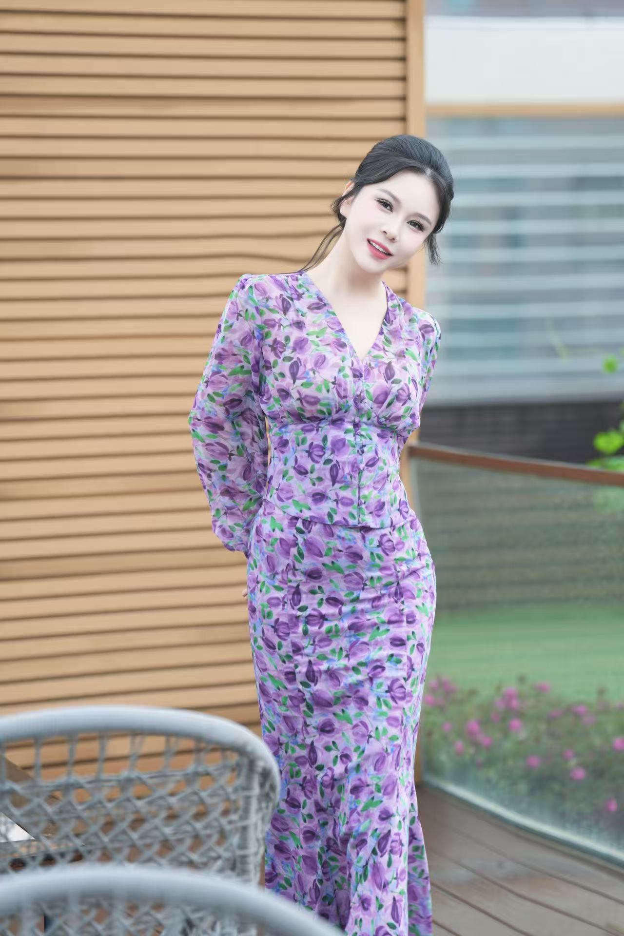 主持人刘美希[超话]主持人刘美希夏日穿搭紫藤花影长裙原来凤凰网财经主持人的下班穿