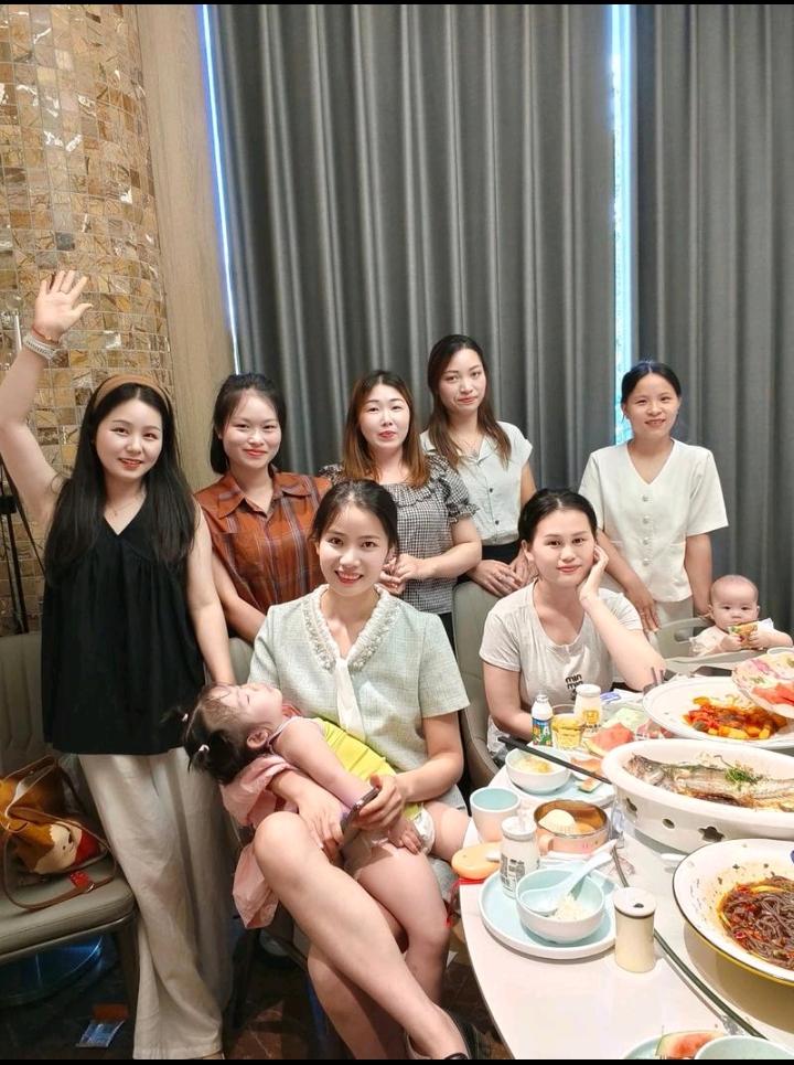 一群宝妈围一桌
提起婆婆气炸锅
一群宝爸一箱酒
———？

上联：倾诉家常事；