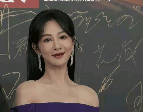 杨紫 紫色高定，紫气东来，新的一年一定大红大紫。姐是带着作品《热辣滚烫》来的，期