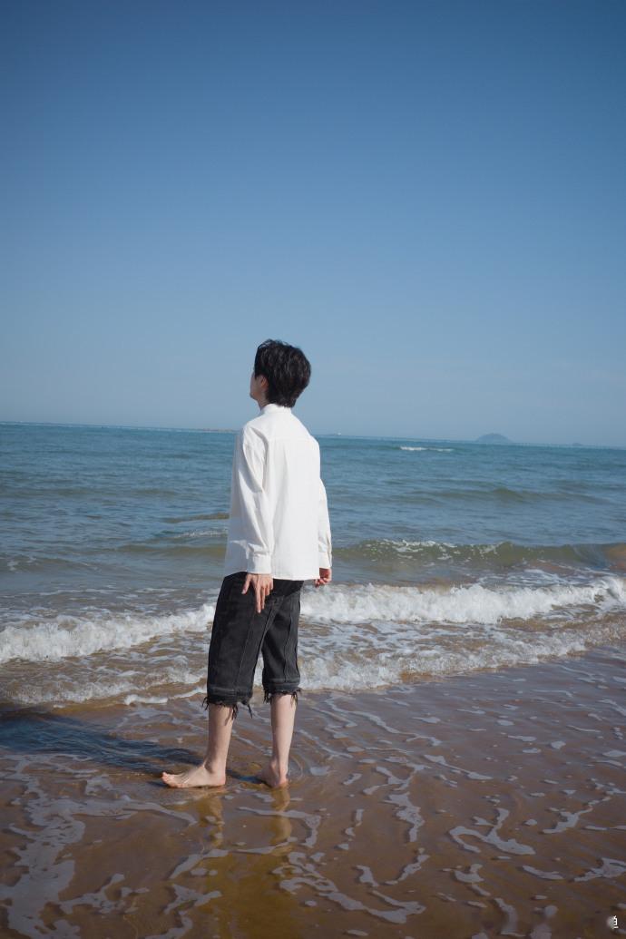 #蒲熠星胸口好大一只黑猫##蒲熠星把黑猫戴在胸口# 海边的风，吹动着蒲熠星的衣角