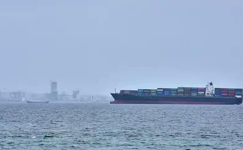 又打起来了，又打起来了。当地时间 5 月 12 号，霍尔木兹海峡传来紧急消息，一