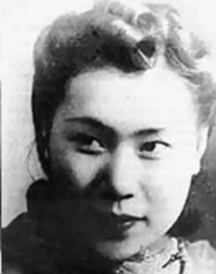 [浮云]1951年，徐静斐去探望生病的父亲徐悲鸿。看到28岁的继母廖静文吃窝头就