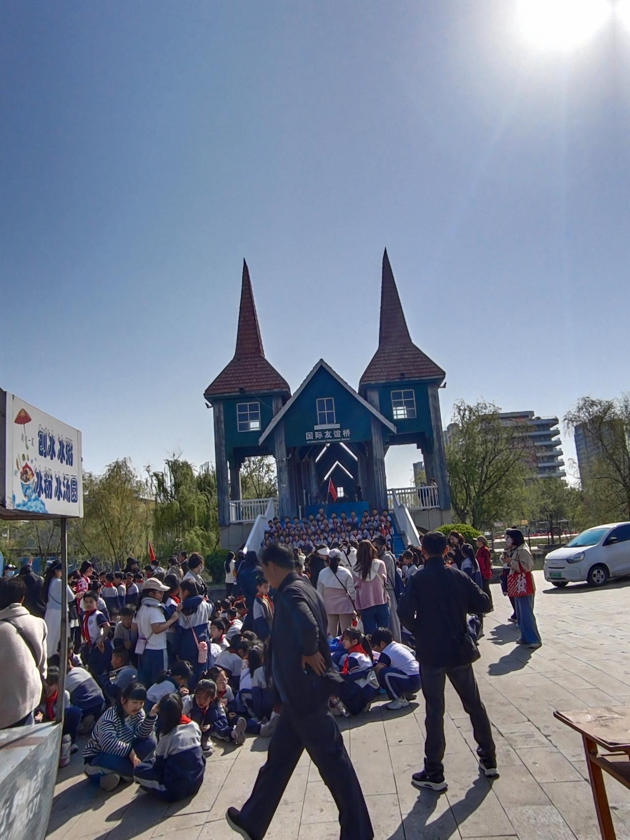 前几天休假，我约了两个老乡去公园里玩。我们在公园里面遇见一对可爱的双胞胎姐妹。她