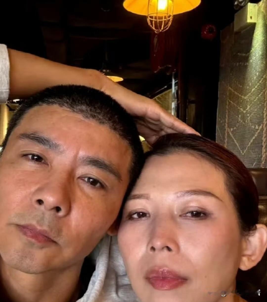 你们发现没，蔡少芬和张晋越来越有夫妻相了，两个人的素颜照更是不分彼此，这可能就冥