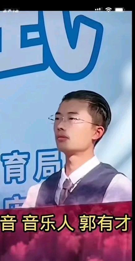 他擦掉手上老茧那天，直播间点赞数拦腰折断。
你当初盯着屏幕，看的不是那张脸。
是