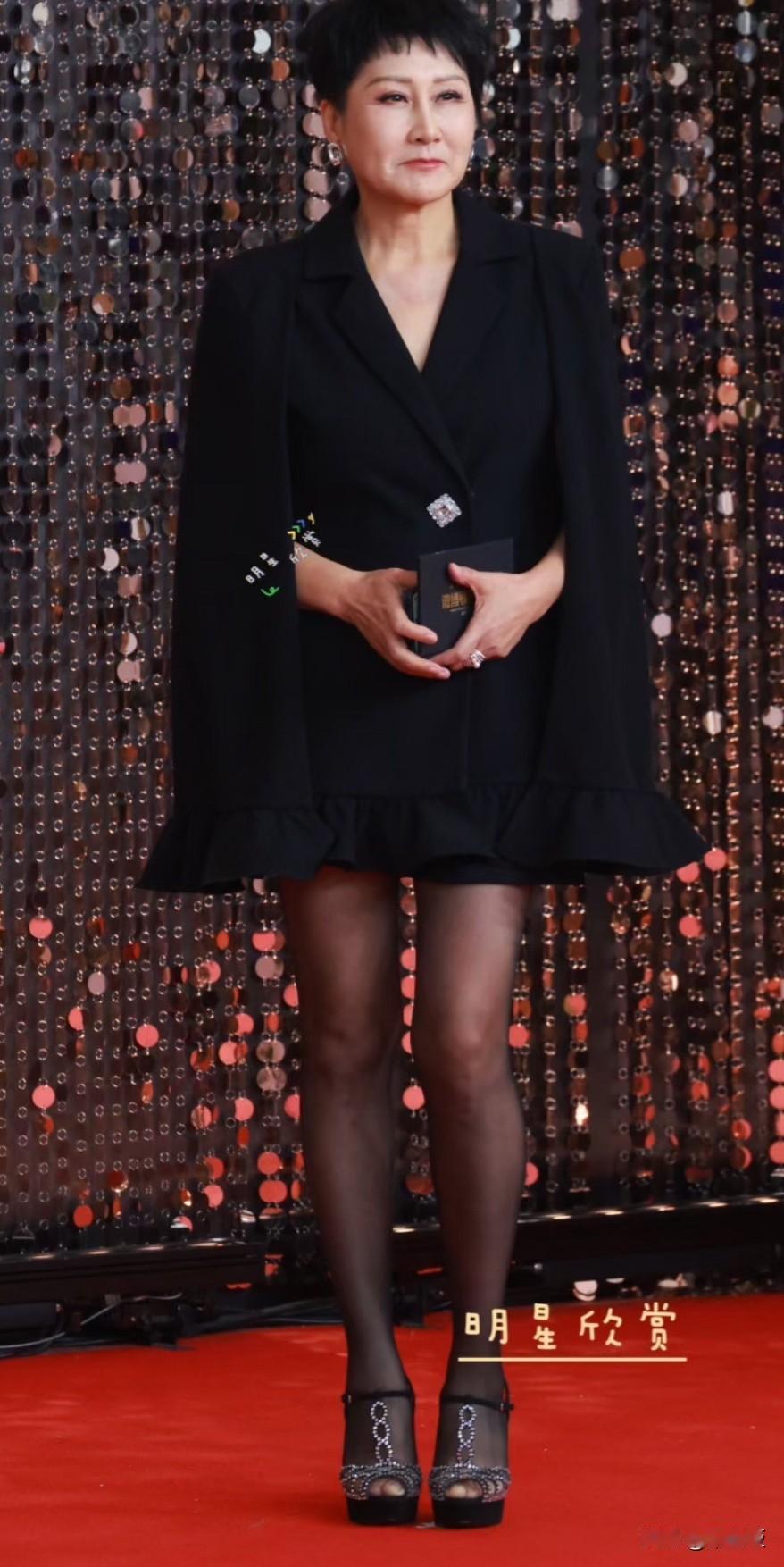 这是63岁的张凯丽，她要不说，我还以为36岁呢？这身材加上细细的黑丝大长腿，哪里