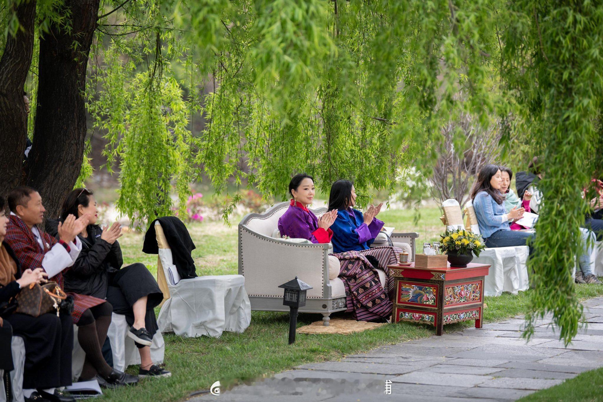 王室王室不丹王室 2026年4月11日，县城两位公主观看本土品牌的时装秀，对县城