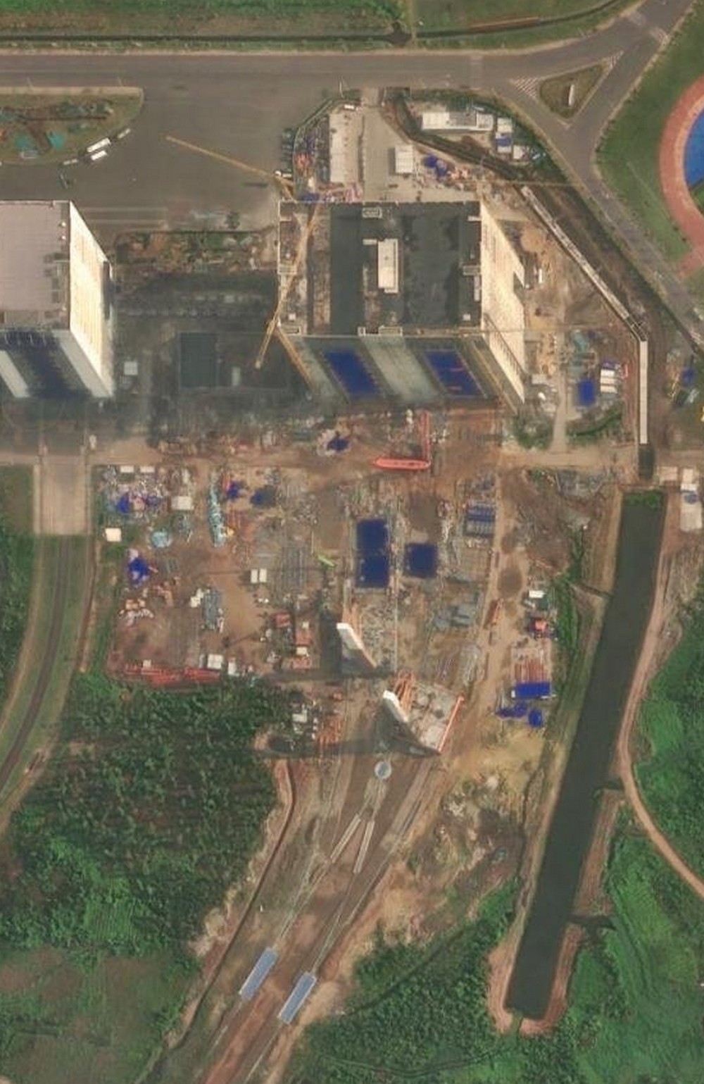 文昌航天发射场新总装测试厂房在建时的影像，可见两个建造中的活动发射平台，由Van