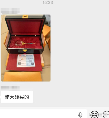 #涨价前硬买了52g的老铺黄金放大镜# 昨夜今晨，许多人的心跟着老铺黄金最终的涨