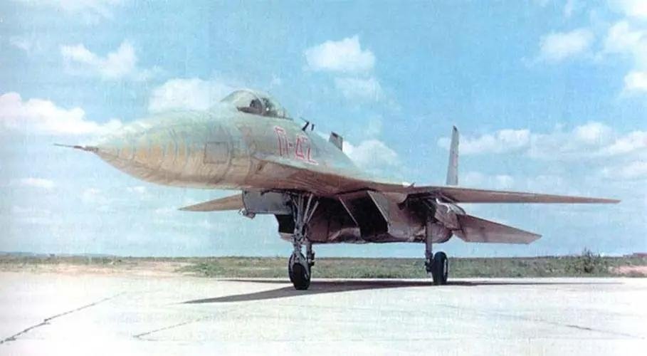 飞扬军事[超话]1987年3月10号，苏联试飞员萨多夫尼科夫驾驶的P-42试验机