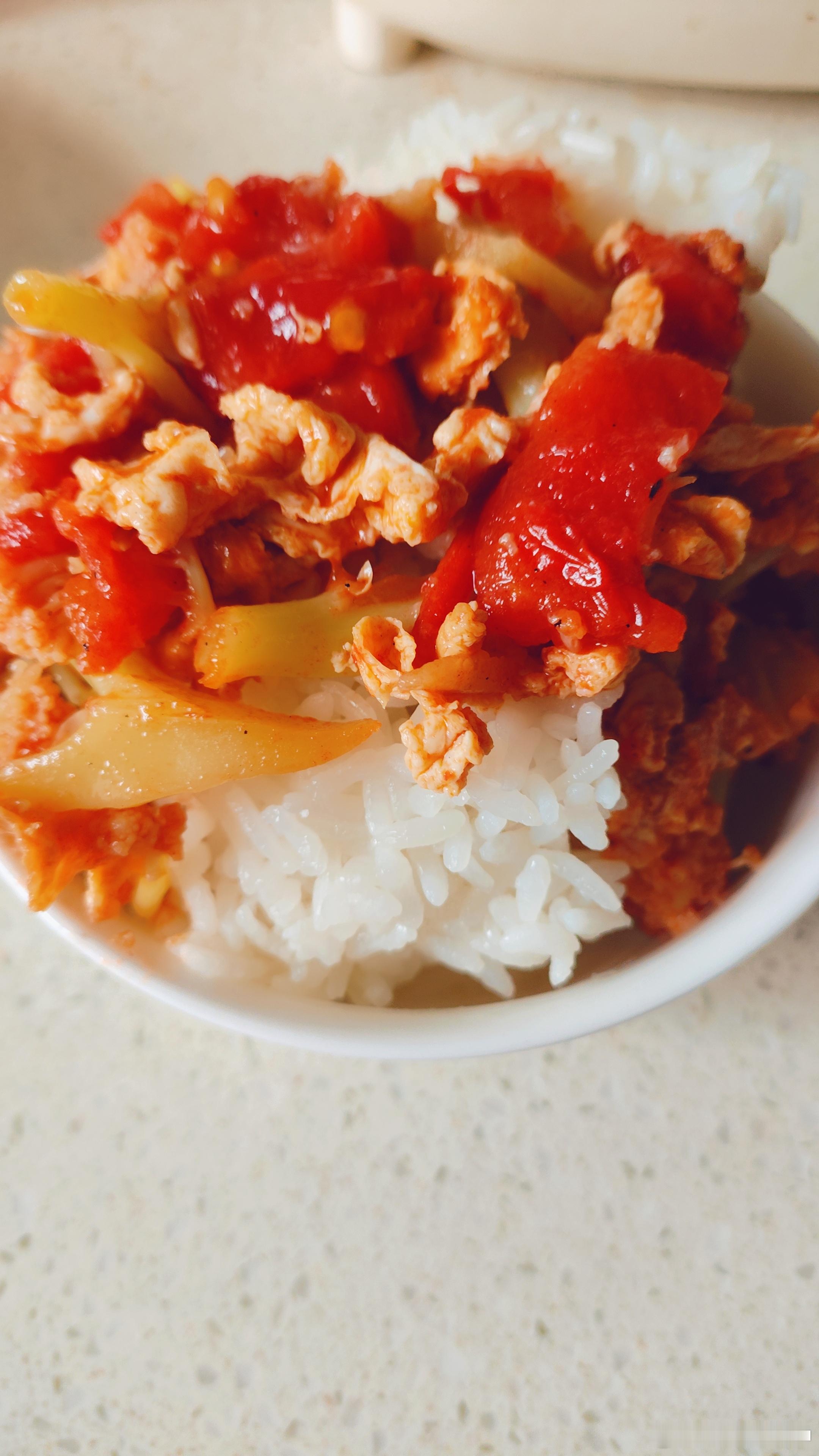 冒尖的满满一碗饭是幸福感啊 ​​​